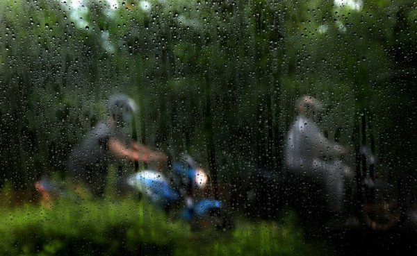 Мъже карат мотори по време на проливен дъжд в Ню Делхи, Индия. Снимка: БГНЕС
&nbsp;