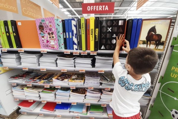 Дете си избира ученически принадлежности преди старта на учебната година в страната. Снимка: БГНЕС