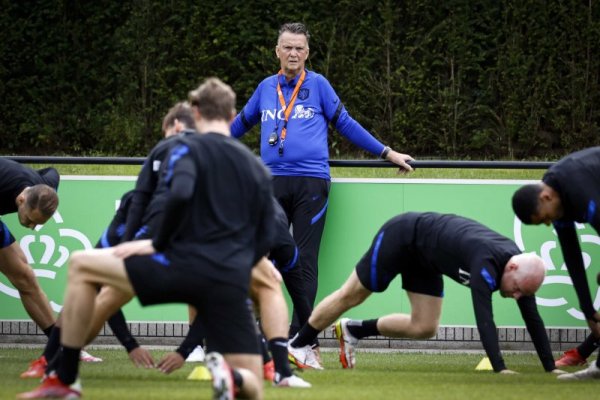 Селекционерът на Нидерландия Луис ван Гаал води тренировката на националния отбор на своята страна преди старта на световната квалификация за Мондиал 2022. Снимка: БГНЕС