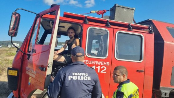 Германски къмпингар паркира на плажа "Алепу", но неговият противопожарен камион-кемпер закъса на "Шофьорския плаж" в защитена местност. Мъжът беше арестуван за втори път след като при първия е бил пуснат. Снимка: БГНЕС