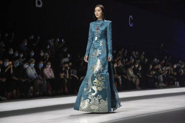 Манекенка дефилира по време на ревю, част от седмицата на модата в Пекин. Снимка: БГНЕС
&nbsp;