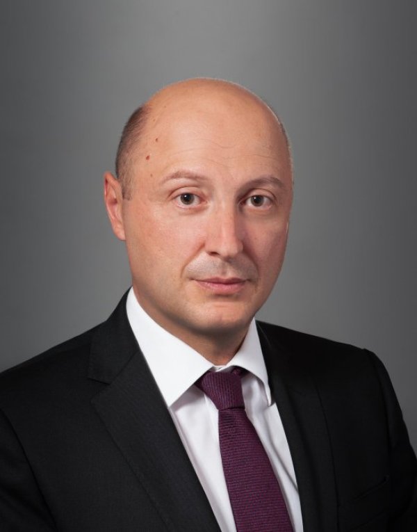 Валери Иванов Белчев&nbsp; за служебен министър на финансите 

Валери Белчев е възпитаник на &bdquo;Харвард&rdquo;, от където има Магистърска  степен по публична администрация. Той е магистър по финансови и банкови  техники от Университета Париж-2 Пантеон-Асас (Paris 2 Pantheon-Assas),  както и доктор на икономическите науки в УНСС с фокус върху банковите  регулации.
В началото на кариерата си придобива експертиза в редица водещи  търговски банки, включително &bdquo;Ейч Ес Би Си&ldquo; (CCF HSBC), &bdquo;Креди Агрикол  Индосюез&ldquo; (Credit Agricole Indosuez), &bdquo;Фортис Банк&ldquo; (Fortis Bank) и  &bdquo;Сосиете Женерал&ldquo; (Societe Generale). През 2007 г. се фокусира върху  инвестиционния бизнес, установява стратегическо партньорство с &bdquo;Ротшилд и  Сие&ldquo; (Rothschild &amp; Cie) и действа в качеството на изключителен  партньор за България до 2013 г.
През 2015 г. има ключова роля в създаването на държавното дружество от  системата на Министерството на финансите, &bdquo;Фонд мениджър на финансови  инструменти в България&ldquo; ЕАД, в качеството си на изпълнителен директор и  председател на управителния съвет.