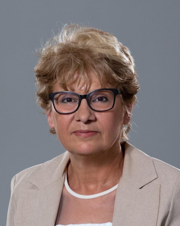Виолета Колева Комитова за служебен министър на регионалното развитие и благоустройството 

Доц. д-р архитект Виолета Комитова завършва образователна степен  магистър по архитектура през 1980 г. в УАСГ, София. Доц. д-р Комитова  има редица професионални специализации, между които в Университета Де  Монтфорт в Лестър, Великобритания през 1994 и 1996 г., в Университета на  Източен Лондон през 1999 г. и в Училището по архитектура в Дъблин,  Великобритания през 2000 г. В професионалния си път се развива в  областите на строителството, инвестиционните проекти, урбанизма и  градоустройството, европейски проекти по програмите ФАР, Темпус,  Еразъм-Сократ, ПРСР. Членува в Съюза на архитектите в България, в  Камарата на архитектите в България, в Международния съвет за изследвания  и иновации в сгради и строителство, Работни комисии W63 (Affordable  Housing) и W96 (Architectural Management).
Към днешния ден е преподавател в Архитектурния факултет на УАСГ.
Владее английски и руски език.
&nbsp;Служебен министър на регионалното развитие и благоустройството от 12 май 2021 г.