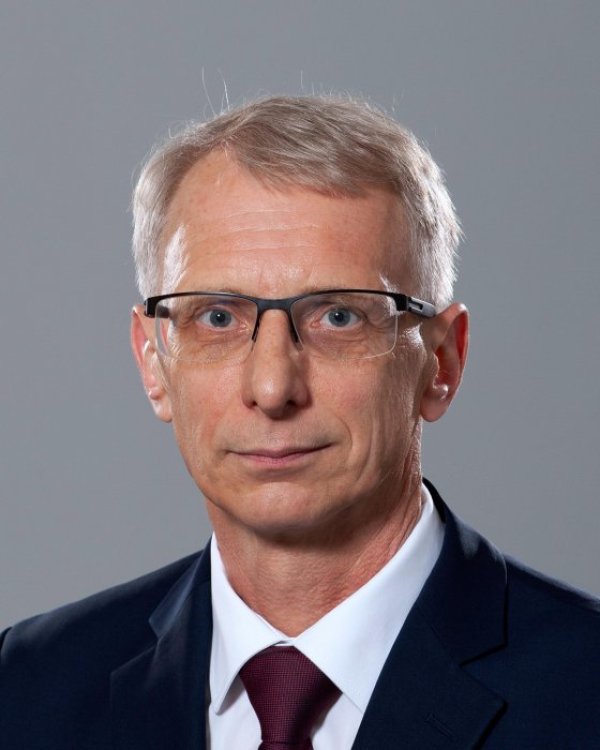 Николай Денков Денков за служебен министър на образованието и науката 

Министър Николай Денков е член-кореспондент на БАН и редовен член на  европейската научна академия Academia Europaea, професор и доктор на  науките по физикохимия. Член е на експертна група &quot;Физически науки&quot; към  Европейската космическа агенция. Ръководи лаборатория &ldquo;Активни  формулировки и материали&rdquo; във Факултета по химия и фармация на СУ &quot;Св.  Климент Охридски&quot;.
Според класация на университета в Станфорд чл.-кор. проф. д.х.н. Денков е  сред първите 2% на най-добрите учени в света. Научните му изследвания  са в областта на физикохимията на колоидно-дисперсните системи,  повърхностно-активните вещества и техните многобройни приложения.  Публикувал е над 175 научни статии, две от които в престижното списание  Nature, една в Nature Communications и 17 обзора. Неговите разработки са  цитирани над 8500 пъти в научната литература (h-index = 47). Изнесъл е  над 90 лекции на международни конференции, провел е над 80 семинара в  чуждестранни университети и изследователски институти. Има 12 патента,  включително шест международни (WIPO, US, Europe) и четири чуждестранни.
Ръководил е повече от 50 международни проекта, финансирани от  чуждестранни фирми, сред които са Unilever, BASF, Saint Gobain, PepsiCo,  Wacker, Dow Corning, Rhodia, Heineken.
Работил е като гост-изследовател в японската научна фондация (JRDC),  старши изследовател в института на фирмата Rhone-Poulenc (Франция),  водещ учен в изследователския институт на фирмата Unilever (САЩ). Бил е  гост-професор в Инженерното висше училище по индустриална физика и химия  ESPCI-Paris и в университета в Лил (Франция).
Бил е ръководител на 14 защитили докторанти, а други шест са в процес на  подготовка. За своите научни постижения чл.-кор. проф. д.х.н. Николай  Денков е удостоен с редица престижни отличия: наградата Solvay на  Европейското колоидно общество (European Colloid and Interface Society),  наградата Lectureship Award на отделението за колоиди и междуфазови  граници на Японското химическо дружество, националната награда &ldquo;Питагор&rdquo;  на МОН и др.
От 2014 до 2016 г. чл.-кор. проф. д.х.н. Николай Денков е бил  заместник-министър на образованието и науката с ресори висше образование  и европейски структурни фондове, а през 2017 г. - служебен министър на  образованието и науката.
Служебен министър на образованието и науката от 12 май 2021 г.