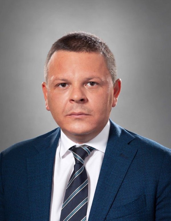 Христо Владимиров Алексиев за служебен министър на транспорта, информационните технологии и съобщенията

Христо Алексиев e икономист и експерт в транспортния сектор. Магистър по  икономика от УНСС и бакалавър по политология от Пловдивския университет  &bdquo;Паисий Хилендарски&ldquo;.
Притежава редица квалификации и сертификати от &bdquo;Импириъл Колидж Лондон&rdquo;,  Бизнес училището на Оксфордския университет и други международни  образователни институции. Между позициите, които Христо Алексиев е  заемал, са експерт към кабинета на министъра на транспорта, икономически  експерт и консултант по проекта за изграждане на Интермодален  контейнерен терминал в Пловдив, член на Съвета на директорите на Зона за  обществен достъп в &bdquo;Пристанище Бургас&rdquo; ЕАД; член на Управляващия  комитет на &bdquo;Европейски приоритетен проект 22&rdquo; в Брюксел, член на  Управителния съвет на Международната организация Европейски товарен  железопътен коридор 7 в Будапеща, председател на Съвета на директорите  на &bdquo;Пристанище Бургас&rdquo; ЕАД и председател на Управителния съвет и  заместник генерален директор на Националната компания &bdquo;Железопътна  инфраструктура&ldquo;.
Христо Алексиев е ръководил успешната реализация на едни от най-големите  инфраструктурни проекти в транспортния сектор. В това число и на един  от малкото проекти в държавата, реализирани по уникален модел, включващ  едновременно европейско съфинансиране и механизмите на публично-частно  партньорство, а именно Интермодален терминал Пловдив.
Бил е министър на транспорта, информационните технологии и съобщенията в  служебното правителство на Огнян Герджиков. Като такъв прекратява  първата процедура за концесиониране на летище София поради факта, че тя е  икономически неизгодна за държавата. Владее английски език.