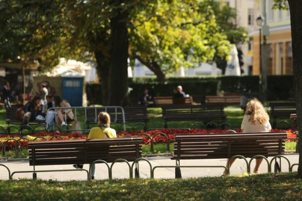 Софиянци използваха приятното време в последния летен ден за разходки. Снимка: БГНЕС
&nbsp;