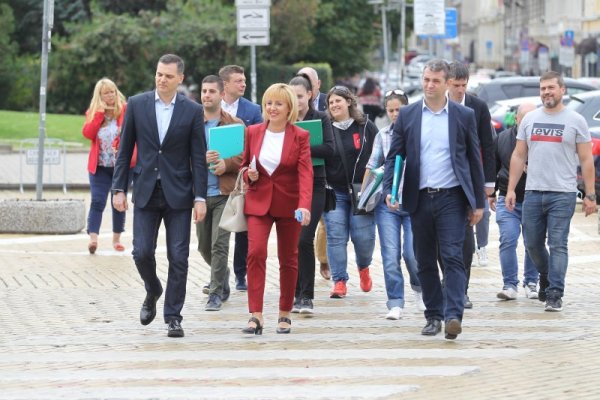 "Изправи се БГ! Ние идваме" внесе 5 хил. подписа в ЦИК за участие в предстоящите парламентарни избори на 14 ноември. Ще се стремим към по-висок резултат на следващите избори, каза Мая Манолова пред журналисти. Снимка: Димитър Кьосемарлиев, Dnes.bg
