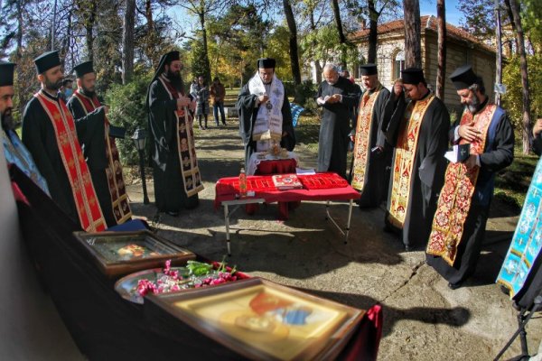 Маслосвет за всички страдащи и боледуващи от Ковид, както и за подкрепа на грижещите се за тях, се състоя в параклиса на Александровска болница. Снимка: Димитър Кьосемарлиев, Dnes.bg
&nbsp;