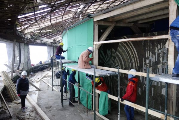 Приключват дейностите за този сезон по проект &bdquo;Бузлуджа&ldquo;. Основната му цел е спасяването на изоставения паметник и превръщането му в достъпен туристически обект. След две години работа от Фондация &bdquo;Бузлуджа&ldquo; обявиха, че са приключили дейностите по запазването на мозайките в монумента. Те представляват най-голямото мозаечно пано в Европа, разположени на площ от 1000 кв. м. Снимка: БГНЕС