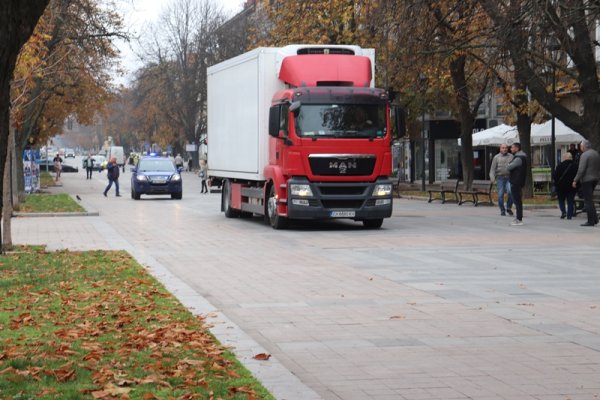 При засилени мерки за сигурност в Русе пристигнаха бюлетините и изборните книжа за предстоящия на 14 ноември вот 2 в 1. Общо 418 000 бюлетини бяха доставени в Областната администрация в крайдунавския град, където ще останат под денонощна полицейска охрана докато бъдат разпределени сред осемте общини в региона. Снимка: БГНЕС
