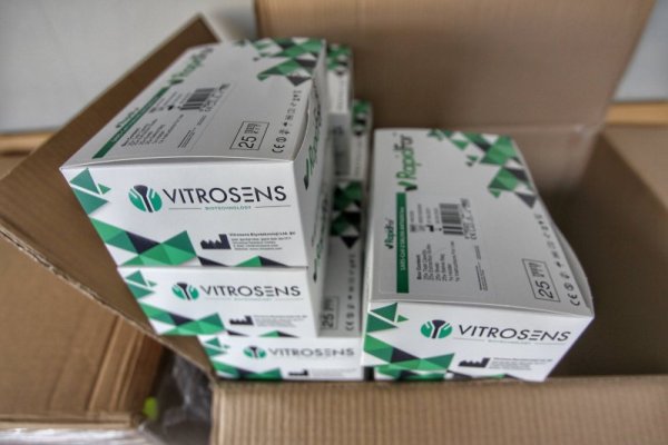 От рано сутринта започна разпределението на щадящите тестове за училищата в София. Снимки: Димитър Кьосемарлиев, Dnes.bg