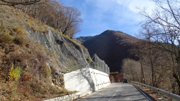 Само 20 метра остават незавършени от тунела под двете укрепени срутища на пътя Рила-Рилски манастир, от които през януари падна 40-тонна скала. Автомобилите вече минават през новоизграденото съоръжение. Движението все още се регулира от светофар, а разминаването заради строителните дейности в тунела с дължина 100 метра, е невъзможно. Снимка: БГНЕС