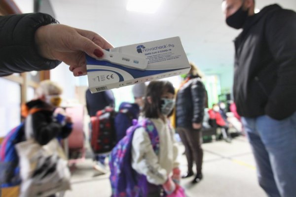 Част от най-малките ученици се завърнаха в клас след първото тестване срещу коронавирус у нас с щадящи тестове. Снимки: Димитър Кьосемарлиев, Dnes.bg