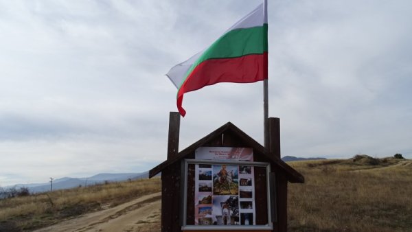 Курбан за празника на Свети Мина бе даден днес в едноименната местност край с. Мечкул, община Симитли, където преди 5-6 г. бе въздигнат храм на закрилника на семейството, бездомниците и тръгналите на дълъг път. Снимка: БГНЕС