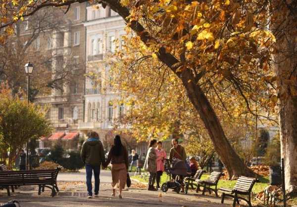 Въпреки отрицателните температури рано тази сутрин, слънчевото и приятно време изкара не малко хора по парковете в София в обедните часове. Снимка: БГНЕС
&nbsp;