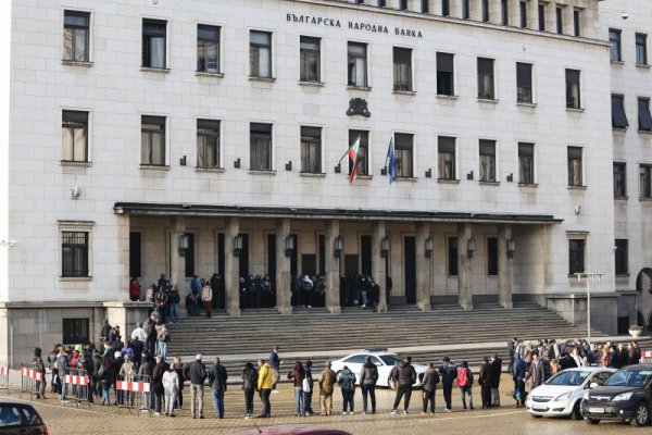 Дълга опашка от хора се изви пред БНБ за нова възпоменателна монета тема &bdquo;150 години от рождението на Панайот Пипков&ldquo; от серията &bdquo;Български творци&ldquo;. Снимка: БГНЕС