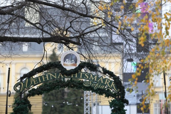 Още кадри от подготовката за коледния базар в София. Снимка: БГНЕС
&nbsp;