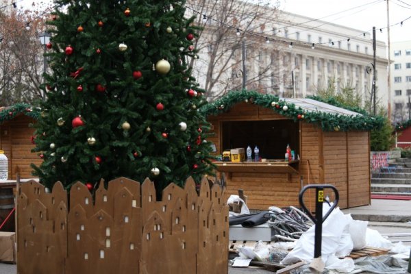 Тече подготовката по откриването на Коледен базар в градинката на Народния театър. Снимка:&nbsp; БГНЕС