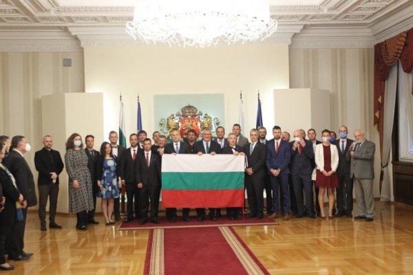 Президентът Румен Радев връчи националния флаг на участниците в полярната експедиция в Антарктида. Снимка: Димитър Кьосемарлиев, Dnes.bg