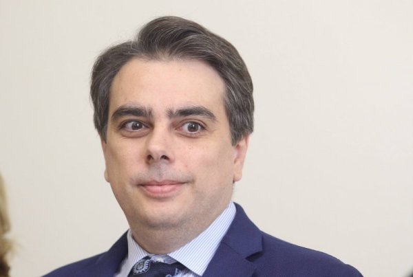 Вицепремиер и министър на финансите &ndash; Асен Василев. Завършва &bdquo;Икономика&ldquo; в Харвардския университет, след това специализира бизнес администрация и право в Стопанския и Юридическия факултет на Харвардския университет.
Съосновател и директор е на &bdquo;Центъра за икономически стратегии и конкурентоспособност&ldquo;. Преподавател е в Програмата за икономически растеж и развитие, филиал към Софийския университет &bdquo;Св. Климент Охридски&ldquo; и към Центъра за стратегии и конкурентоспособност на Стопанския факултет на Харвардския университет (&bdquo;Харвард Бизнес Скул&ldquo;). От 1999 до 2004 г. работи като консултант в &bdquo;Монитор Груп&ldquo; в САЩ, Канада, Европа и Южна Африка. Ръководи проекти за маркетинг и стратегическо развитие на големи международни компании в отраслите на телекомуникациите, енергетиката, минното дело, застраховането и в редица големи производители на потребителски стоки. През 2013 г. е министър на икономиката, енергетиката и туризма в служебното правителство на Марин Райков. От 12 май до 16 септември 2021 г. е министър на финансите в служебното правителство на Стефан Янев. 
Снимка: Димитър Кьосемарлиев, Dnes.bg