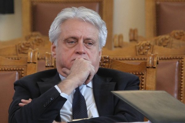 Министър на вътрешните работи &ndash; Бойко Рашков. От 1981 г. до 1992 г. е следовател в Районна следствена служба в София. От 1995 г. е директор на НСлС. През 2001 г. е избран за народен представител в 39-о Народно събрание, където е член на правната комисия и заместник-председател на Комисията по вътрешна сигурност и обществен ред. В периода януари 2008 г. до месец май 2009 г. е заместник-министър на правосъдието. От 2013 г. е избран от Народното събрание за председател на Национално бюро за контрол на специални разузнавателни средства, длъжност която се изпълнява и понастоящем. Наред с това развива и активна научна дейност в Юридическия факултет при УНСС, където е доцент по наказателно-процесуално право. В същия факултет е избран за ръководител на катедра "Наказателно-правни науки" от 2016 г. Заместник министър-председател по обществен ред и сигурност и министър на вътрешните работи в служебното правителство на Стефан Янев през 2021 г. Снимка: Снимка: Димитър Кьосемарлиев, Dnes.bg