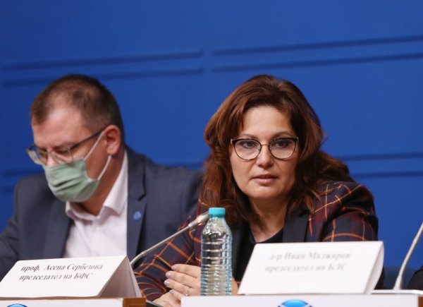 Министър на здравеопазването &ndash; Асена Сербезова. Автор и съавтор на повече от 150 публикации в областта на лекарствената политика, управление на качеството в здравеопазването и др. Председател на Комисията по качество на Българския фармацевтичен съюз (2007-2010 г.) и заместник-председател на БФС за периода 2010-2013 г. Член на Националния съвет по цени и реимбурсиране на лекарствени продукти (2013-2104 г.). През периода юли 2014 август 2018 г. е Изпълнителен директор на Изпълнителната агенция по лекарствата към Министъра на здравеопазването. Член на Управителния борд на Европейската агенция по лекарствата от 2014 г. до 2018. Член на научния Комитет за оценка на лекарствените продукти за употреба в хуманната медицина (СНМР) към Европейската агенция по лекарствата. Член на Комисията за оценка на здравните технологии (02.2016-08.2018 г.). За периода 07.2018-08.2019 г. проф. Стоименова е съветник на Министъра на здравеопазването в областта на лекарствената политика. Носител на Награда на Български фармацевтичен съюз "Магистър-фармацевт на годината" през 2011-та и Награда на БФС за принос към развитието на фармацията в България - 2008 година. Снимка: БГНЕС