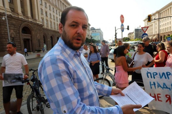 Вицепремиер и министър на екологията &ndash; Борислав Сандов. Български еколог, политик и народен представител в 45-ото и 46-тото Народно събрание. Член е на политическия съвет на обединение Демократична България. Съучредител е на партия &bdquo;Зелено движение&ldquo; и неин съпредседател в продължение на три години. На 39 години, родом от Мадан. Завършва бакалавър по География и магистратура по Управление на хидроклиматичните ресурси в Софийски университет. По време на висшето си образование е избран в Студентски съвет, където става заместник-председател. В тази си роля, заедно с колеги, учредява Университетски клуб за екология и устойчиво развитие &bdquo;UNECO&ldquo;. Снимка: БГНЕС