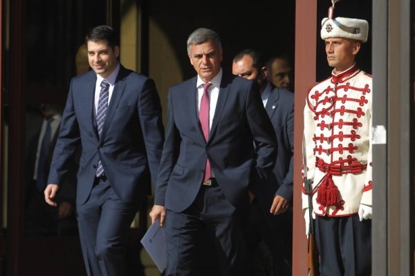 Министър на отбраната&nbsp; - Стефан Янев. Бил е директор на дирекциите &bdquo;Отбранителна политика&rdquo; и &bdquo;Политика за сигурност и отбрана&rdquo; на Министерството на отбраната, както и аташе по отбраната в Посолството на Република България във Вашингтон, САЩ. Измежду постовете, които е заемал след 2003 г., са началник на отдел &bdquo;Отбранителна политика и анализи&rdquo; в Дирекция &bdquo;Отбранителна политика&ldquo; в МО и началник департамент &bdquo;Трансформации&rdquo; в Центъра на НАТО за борба с тероризма, Анкара, Турция. От 1998 г. до 2000 г. работи като офицер за анализ в Департамента по планиране и програмиране на Групата за координиране на ПЗМ, гр. Монс, Белгия, след което е назначен за старши помощник-началник в отдел &ldquo;Стратегии и доктрини&rdquo; в Управление &ldquo;Планиране на отбраната и въоръжените сили&rdquo;. През 1996 г. става експерт в Дирекция &bdquo;Международно сътрудничество&rdquo; на Министерството на отбраната. Завършва Висшето народно военно артилерийско училище (ВНВАУ) &bdquo;Г. Димитров&ldquo; в гр. Шумен през 1983 г. Продължава образованието си във Военна академия &ldquo;Г. С. Раковски&rdquo; &ndash; гр. София и Националния военен колеж към Националния военен университет във Вашингтон, САЩ.
Стефан Янев е секретар на държавния глава по сигурност и отбрана до 11 май 2021 г. Служебен заместник министър-председател по вътрешен ред и сигурност и министър на отбраната през 2017 г. Служебен министър-председател от 12 май 2021 г. Снимка: Димитър Кьосемарлиев, Dnes.bg