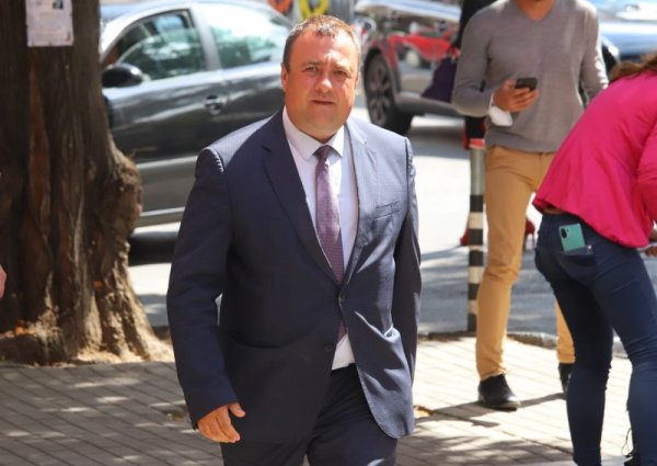 Министър на земеделието &ndash; Иван Иванов. Иван Валентинов Иванов е завършил висше образование със специалност &bdquo;История&ldquo; в Софийския университет &bdquo;Св. Климент Охридски&ldquo;, висше образование със специалност &bdquo;Право&ldquo; във Великотърновски университет &bdquo;Св. Св. Кирил и Методий&ldquo;. Има&nbsp; научнообразователна степен &bdquo;Доктор на историческите науки&ldquo; от Шуменски университет &bdquo;Епископ Константин Преславски&ldquo;. Иван Иванов е два мандата общински съветник от групата на БСП в Общинския съвет на Община Шумен през 2007г. &ndash; 2011г. и 2011г. &ndash; 2013г., както и народен представител също два мандата съответно в 42-рото и 43-тото Народно събрание от групата на БСП &bdquo;Лява България&ldquo;. Адвокат е в Шуменската адвокатска колегия. Снимка: БГНЕС