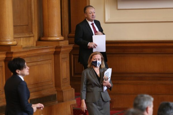 Министър на правосъдието - Надежда Йорданова. Народен представител в 46-ото Народно събрание, избрана от листата на &ldquo;Демократична България&rdquo; в софийския 23-и МИР. Тя е зам.-председател на парламентарната група на &ldquo;Демократчна България&rdquo;. Председател е на анкетната парламентарна комисия &ldquo;Магнитски&rdquo; и зам.-председател на постоянната комисия по конституционни и правни въпроси. Юрист, специалист в областта на административното и търговското право, обществените поръчки и проекти, финансирани от ЕС и международни организации. Била е началник на политическия кабинет на Христо Иванов в Министерство на правосъдието (2014 &ndash; 2015 г.). Омъжена е и има един син. В 45-ото Народно събрание Надежда Йорданова бе заместник председател на парламентарната група на &ldquo;Демократична България&rdquo; и член на Комисията по правни въпроси. Снимка: БГНЕС