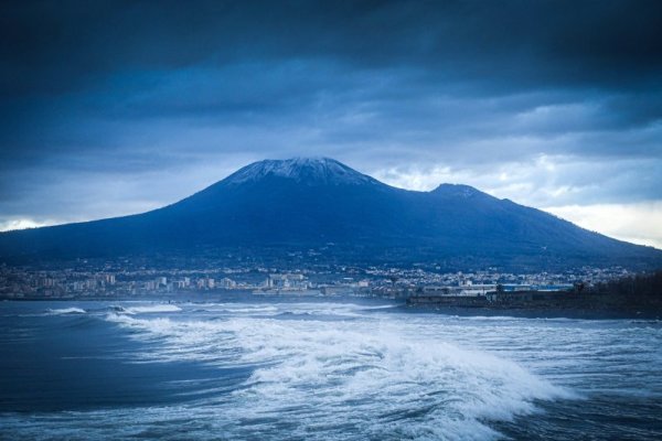 Изглед към вулкана Везувий край Неапол. Снимка: БГНЕС