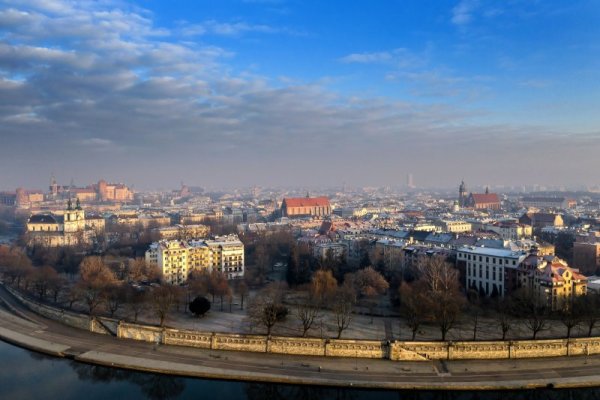 Смог е обхванал красивия полски град Краков в ранното януарско утро. Снимка: БГНЕС