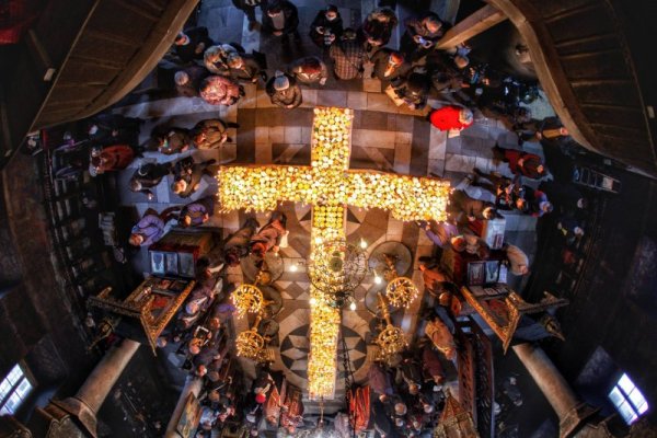 В храма "Въведение Богородично" в Благоевград почетоха Св. Харалампий, покровител на пчеларите. Снимка: Димитър Кьосемарлиев, Dnes.bg