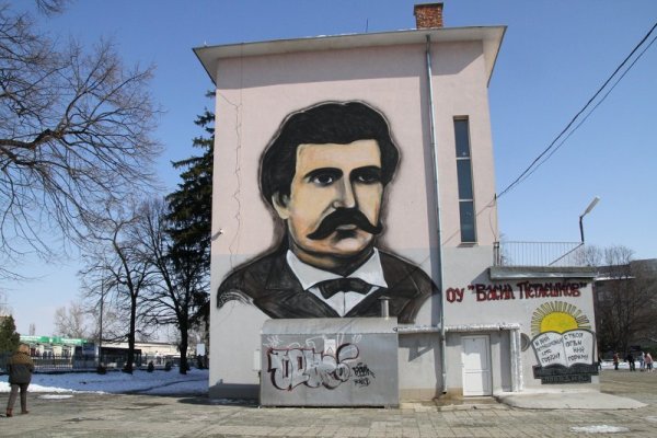 Шестметров лик на Васил Петлешков украси фасадата на учебното заведение в пловдивския район "Западен", чийто патрон е революционерът. 18 флакона спрей и половин ден работа на художника и скулптор Ангел Каравланов коствало обновяването на сградата. Снимка: БГНЕС
&nbsp;