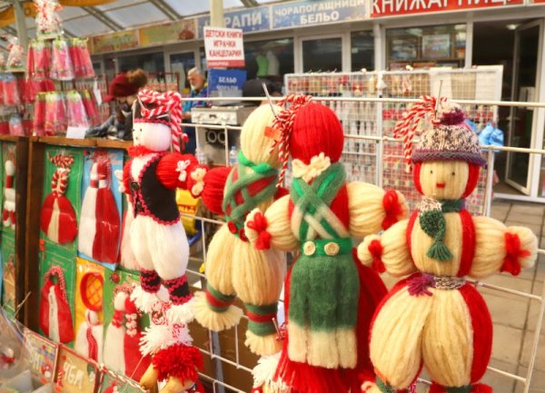 Дни преди Баба Марта пазар "Красно село" организира базар на мартениците, на който клиентите могат да изберат хиляди видове. Снимка: БГНЕС
&nbsp;