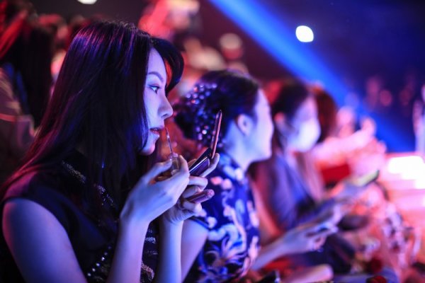 Модели се гримират преди да излязат на модния подиум в Пекин. Снимка: БГНЕС
&nbsp;