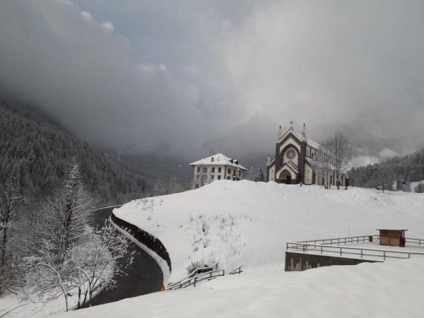 Късен априлски сняг падна във високите планински части на Италия. Снимка: БГНЕС