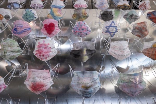 Различни рисувани маски бяха представени по време на изложба в Хонг Конг. Снимка: БГНЕС
&nbsp;