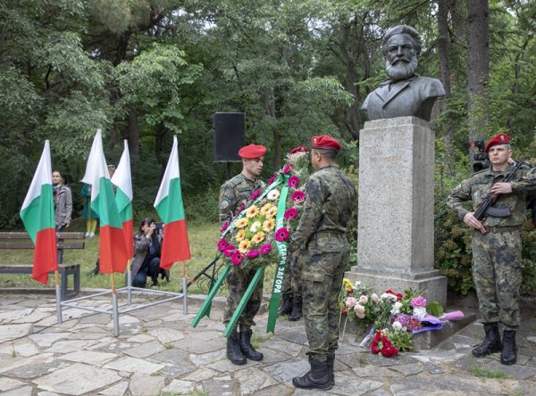 Стотици старозагорци дойдоха пред паметника на Христо Ботев, за да сведат глава пред подвига на гениалния поет-революционер и хилядите знайни и незнайни герои дали живота си за свободата на България. Снимка: Община Стара Загора