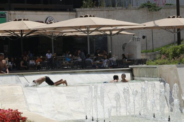 Деца се разхлаждат във фонтаните пред НДК. За последният ден на юни бе обявен жълт код за високи температури в цялата страна. Снимка: БГНЕС