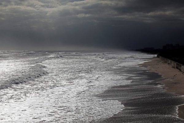 Вълни заливат плаж в испанския град Валенсия в мрачния ноемврийски ден. Снимка: БГНЕС