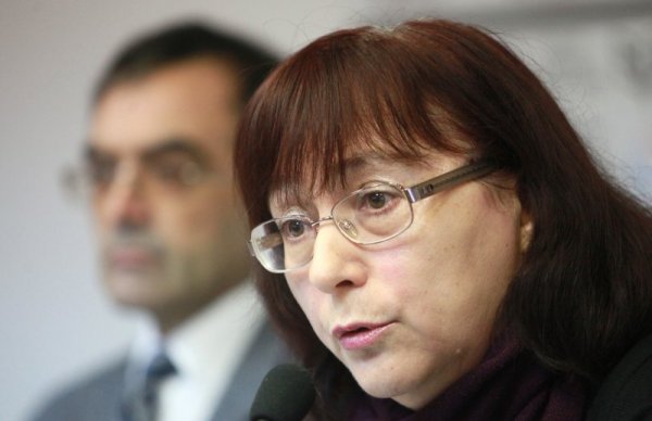 Проф. д-р Мирослава Кортенска почина на 13 април 2021 г. на 67-годишна възраст. Тя е български театрален критик, културолог и медиен експерт. Преподавател в катедра &bdquo;Кино, телевизия и театър&ldquo; в Югозападния университет в Благоевград (от 2000 г.) и изследовател на културните процеси на 20 век. Член е на Съюза на българските писатели и Съюза на учените в България. От 1976 до 1991 г. работи като драматург в Драматичния театър в Стара Загора и в Държавния сатиричен театър. От 1993 до 1996 г. е преподавател и заместник-декан на Магистърски факултет в Нов български университет (НБУ). Ръководител на магистърска програма &bdquo;Журналистиката като четвърта власт&ldquo; на НБУ и Американския университет в Благоевград. През 1997 г. е съветник в Комисията по култура и медии в 38-о Народно събрание и експерт по написването на Закона за електронни медии. От 2002 до 2005 г. е член на Художествения съвет на Българската национална телевизия (БНТ). От 2008 до 2010 г. е член на Художествения съвет на Българското национално радио (БНР), програма &bdquo;Христо Ботев&ldquo;. Между 2009 и 2011 г. е автор и водещ на предаването &bdquo;Врата към Европа&ldquo; по БНР, програма &bdquo;Христо Ботев&ldquo;. Предаването получава две награди от Комитета по образование на Европейската комисия през 2009 и 2010 г. Автор е на множество коментари, статии и анализи по болезнени въпроси на българския преход в електронните и печатни медии на България. Снимка: БГНЕС