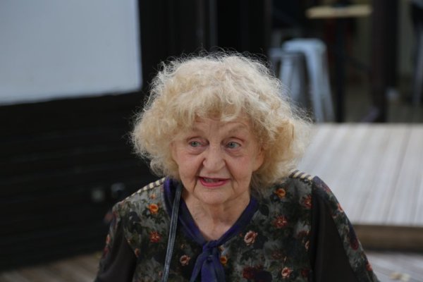 Татяна Лолова почина на 22 март на 87-годишна възраст в &quot;Пирогов&quot; след тежко боледуване и след усложнения от COVID-19. Татяна Лолова е родена на 10 февруари 1934 г. в София.Завършва актьорско майсторство през 1955 г. в класа на професор Стефан Сърчаджиев. Следва заедно с Ицхак Финци, Григор Вачков, Никола Анастасов и други забележителни актьори. През 1955 &ndash; 1956 г. играе в Драматичен театър &bdquo;Сава Огнянов&ldquo; в Русе. През 1957 г. става първата актриса, официално назначена в новоформираната трупа на Сатиричния театър, където играе до 1976 г. Между 1977 и 1989 г. е в театър &bdquo;София&ldquo;, след което се завръща в Сатиричния театър през 1989 г. Тя играе и на сцената на Театър 199. Хитовият &#1117; моноспектакъл &quot;Дуенде&quot; се радва на препълнени салони повече от 10 години в Театър 199, както и в турнетата и в страна и чужбина. Нейните отпечатъци могат да бъдат видени на Стената на славата пред Театър 199. Снимка: БГНЕС