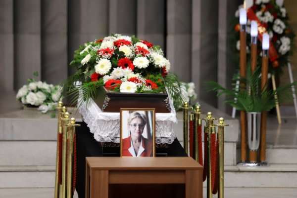 Клара Маринова почина на 3 март на 71 години. Маринова е журналист-международник с 10 години стаж в БНТ. Тя беше член на ВС на БСП и на Изпълнителното бюро на ВС на БСП, говорител на Висшия съвет на БСП, ръководител на пресцентъра на партията. Телевизионерката бе депутат от БСП в 7-о ВНС, 36-о и 37-о Народно събрание, зам.-председател и председател на Комисията по радиото, телевизията и БТА в 37-о НС, секретар на ПГДЛ и ръководител на пресцентъра на ПГДЛ в 37-о НС. Последните години водеше собствено предаване в телевизия Bulgaria ON AIR. Снимка: БГНЕС