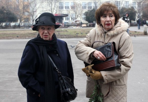 Актрисата Надя Савова почина на 1 декември 2021 г. на 85 години. Тя дебютира на сцената на Младежки театър &bdquo;Николай Бинев&ldquo; през 1965 г. в спектакъла &bdquo;Дон Жуан&ldquo;. В продължение на над 25 години Савова играе на същата сцена. Тя участва в близо 50 постановки, играе ролята на баба Цеца в комедийния сериал &bdquo;Етажна собственост&ldquo;. Савова има редица озвучени персонажи в дублажа, измежду които Брайън Танър в &bdquo;Алф&ldquo;. В някои епизоди ролята дублира нейната дъщеря. Снимка: БГНЕС