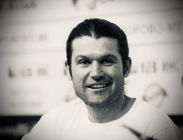 Алпинистът Атанас Скатов почина на 5 февруари на 42 години, докато изкачваше връх К2. Изкачил е 10 от 14-те върха с височина над 8000 метра, като Еверест два пъти. Скатов е първият българин, изкачил седемте континентални първенци и първият веган, изкачил Еверест. В края на 2011 г. в Скатов се заражда идеята да преустанови консумацията на животинска храна и да изкачва най-високите върхове на всички континенти, както и всички най-високи върхове над 8000 метра без консумация на животинска храна. Така той събира веганството и туризма в своя първи проект: &bdquo;Изкачване на 7-те континентални първенци като веган&ldquo;, който осъществява през периода 2013 &ndash; 2017 година. През 2015 г. започва своя втори проект &bdquo;Изкачване на 14-те най-високи върха на планетата (Хималайската корона) без консумация на храна от животински произход&ldquo; с експедиция на осмия по височина връх на планетата Манаслу. Снимка: БГНЕС