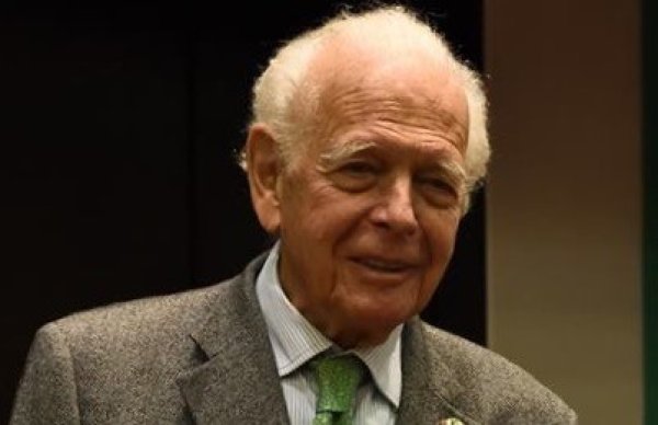 Дипломатът Иван Станчов почина на 24 ноември на 92-годишна възраст. Той е роден е на 1 април 1929 г. в София. Той е син на Иван Станчов и Керълайн Марион Мичел и внук на дипломата и политик Димитър Станчов. През 1946 г. семейството му емигрира в Съединените американски щати. От 1971 г. живее във Великобритания. От 1991 до 1994 г. е посланик на България в Лондон. През 1994 - 1995 година е министър на външните работи в служебното правителство на Ренета Инджова. Съветник по външно-политическите въпроси на двама президенти на Република България. Иван Станчов е женен за шотландката Александра. Семейството има 4 деца. Снимка: БГНЕС