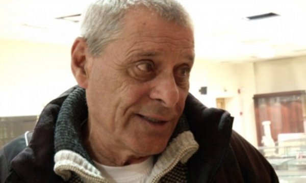 Александър Шаламанов почина на 25 октомври на 80 години. Кариерата му започва от ЦСКА, но легендарния си статут придобива с екипа на "Славия". Трикратен носител на купата на България (1963, 1964 и 1966) г.; вицешампион през 1967 г. и бронзов медалист през 1964, 1965, 1966, 1970 и 1973 г. С ЦСКА е шампион на страната през 1960/1961 г. В "А" РФГ има 265 мача (262 за Славия и 3 за ЦСКА) и 10 гола. Обявен е за спортсмен №1 през 1967 и 1973 г. и за футболист №1 на България за 1963 г. и 1966 г. В "А" националния отбор има 42 мача и 1 гол, за "Б" националния има 1 мач, за младежкия има 3 мача и за юношеския &ndash; 4 мача. В европейските клубни турнири е изиграл 26 мача и е отбелязал 1 гол (16 мача за КНК и 10 мача с 1 гол за купата на УЕФА). Полуфиналист за КНК през 1967 г. Участвал е на финалите на две световни първенства (Англия &ndash; 1966, в 2 мача и Мексико &ndash; 1970, в 3 мача). Избран е в идеалния отбор на световното през 1966 г. на поста десен защитник. Същата година е включен в идеалния отбор на света, подбран от изданието World Soccer. Като скиор е участвал на зимната олимпиада през 1960 г. в Скуо Вали (САЩ). Играл е на професионално ниво и волейбол. Снимка: ПФК Славия