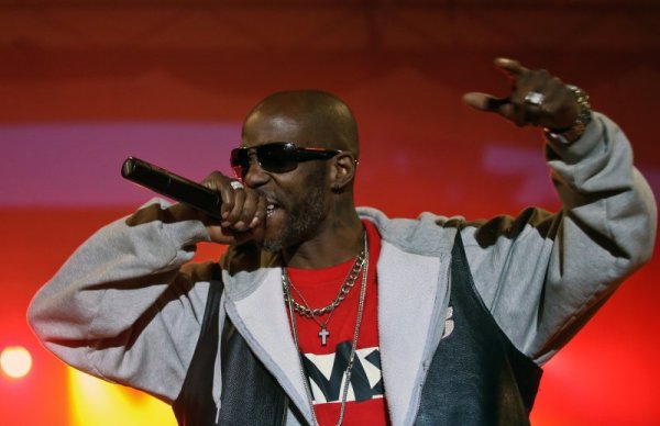 Американският рапър DMX почина на 9 април 2021 г. на 50-годишна възраст. Ърл Симънс, по-известен под прякора си DMX (Dark Man X), става известен в края на 1990-те години със своят първи албум &ndash; &quot;...And then there was X&quot;, и с една от най-известните му песни до днес &ndash; Party Up (Up in Here). През 2002 година DMX пише своята първа книга &ndash; Ъ.Р.Л.: Автобиографията на DMX. Бил е арестуван много пъти. DMX има 11 деца, 4 от Ташера и едно от настоящата си съпруга Али ДиМартино, а другите са от различни бракове. Той е имал 7 жени. Снимка: БГНЕС