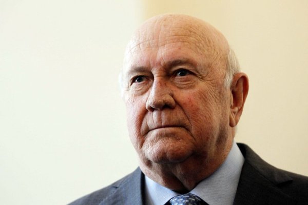Президентът на ЮАР Фредерик де Клерк почина на 11 ноември на 85 години. Като президент на ЮАР (1989-1994) той премахва апартейда и демократизира страната, давайки избирателни права на чернокожото мнозинство. През 1993 г. получава Нобелова награда за мир, заедно с Нелсън Мандела. Снимка: БГНЕС